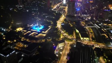 Bukit Bintang, Kuala Lumpur, Malezya - 02 Aralık 2023: Havacılık Ulusal Camisi bu büyüleyici hava manzarasında gece gökyüzünü aydınlatarak göz kamaştırıcı ve dinamik bir şehir manzarası yarattı.