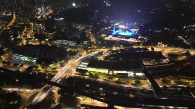 Bukit Bintang, Kuala Lumpur, Malezya - 02 Aralık 2023: Arabalar aydınlık yollarda zarafetle yol alırken yukarıdan görülen çarpıcı gece manzarası