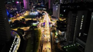 Bukit Bintang, Kuala Lumpur, Malezya - 18 Kasım 2023: Jalan Kinabalu 'da gecenin sessizliğinde araba trafiği telaşlı ve telaşlı