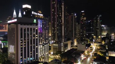 Bukit Bintang, Kuala Lumpur, Malezya - 19 Kasım 2023: Gece saatlerinde yukarıdan çekilen binalar ve caddeler