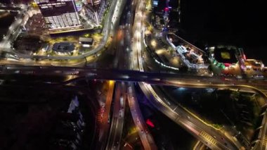 Bukit Bintang, Kuala Lumpur, Malezya - 20 Kasım 2023: TRX şehir parkındaki gece trafiğiyle canlı şehir manzarasının büyüleyici görüntüsü