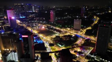 Bukit Bintang, Kuala Lumpur, Malezya - 02 Aralık 2023: Bir kuş bakışı gece Dataran Merdeka yakınlarındaki şehir manzarasını yakalar