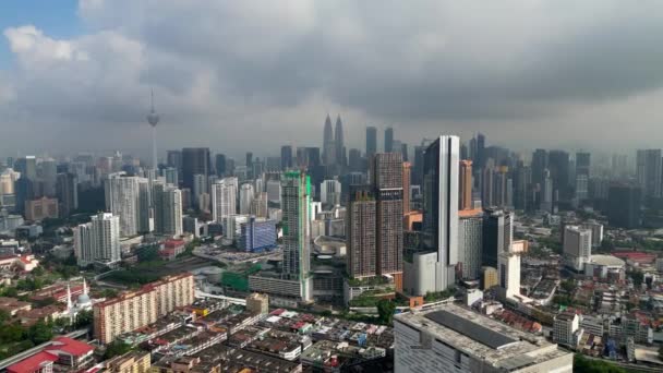 ブキット ビンタン クアラルンプール マレーシア 2023 タワーの高層ビルとアパートの建物を取り巻く近代的な建築のダイナミックなハイアングルショット — ストック動画