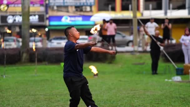 버터워스 말레이시아 12월 16일 2023년 소방관의 넘치는 불꽃과 정교함으로 군중을 — 비디오