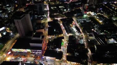 Penang George Kasabası geceleri binalarda ışıklar ile. Sokakta arabalar var. Sokak aydınlandı.