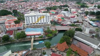 Bandar Hilir, Melaka, Malezya - 12 Ocak 2024: Sungai Melaka boyunca seyreden bir teknenin havadan görüntüsü.