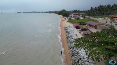 Bandar Hilir, Melaka, Malezya - 05: 24: Suda yüzen insanların olduğu bir plaj