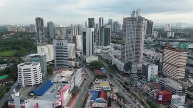 Johor Bahru, Johor, Malezya - Mayıs 01 2024: Johor Bahru ticari bölgelerinin kuş bakışı görüntüsü
