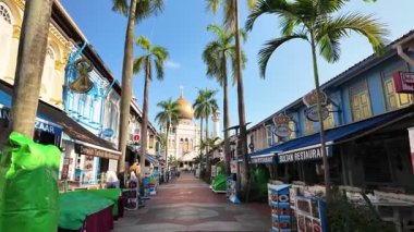 Kampung Glam, Singapur, 0 - 11 Haziran 2024: Bir sürü palmiye ağacı ve Sultan Camii olan bir sokak