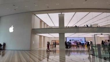 Changi, Singapur, 0 - 16 Haziran 2024: Etrafta insanların dolaştığı büyük bir Apple mağazası. Mağaza insanlarla dolu ve iPhone için büyük bir tabelası var.