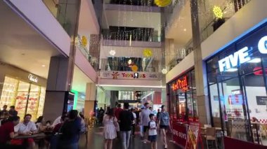 Bukit Bintang, Kuala Lumpur, Malezya - 14 Aralık 2024: Pavilion alışveriş merkezindeki insanlarla dolu alışveriş merkezi