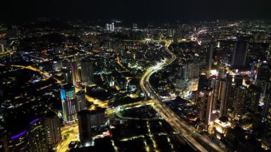 Bukit Bintang, Kuala Lumpur, Malezya - 15 Aralık 2024: Geceleri bina ve ışıklarla dolu şehir