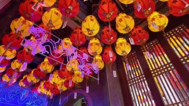 Ayer Itam, Penang, Malezya - Şubat 04 2024: Kek Lok Si Tapınağı 'nda geleneksel feneri gösteren yumuşak kamera hareketi