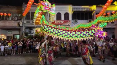 George Town, Penang, Malezya - 27 Ocak 2024 Kwong Wah Yit Poh Çin Yeni Yıl Galası sırasında bir grup insan ejderha dansı yapıyor