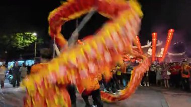 George Town, Penang, Malezya - Şubat 09 2024: Çin Yeni Yılı Festivali sırasında gökyüzü altında renkli ejderha sallanıyor