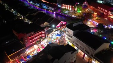 Bandar Hilir, Melaka, Malezya - Mar 01 2024: İnsansız hava aracı Jonker Caddesi 'nin canlı gece yaşamını yakaladı.