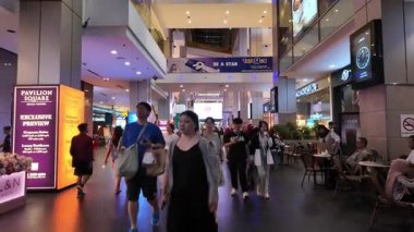 Bukit Bintang, Kuala Lumpur, Malezya - 15 Haziran 2024: Alışveriş merkezinde yürüyen insanlar