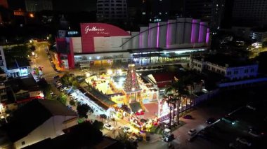 Johor Bahru, Johor, Malezya - 11 Temmuz 2024: Kırmızı binalı JB şehir sokağı.