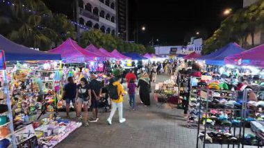 Johor Bahru, Johor, Malezya - 11 Temmuz 2024: Pasar Karat pazarında bir grup insan yürüyor