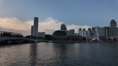 Marina Sand, Singapur - 17 Haziran 2024: Köprüsü ve Marina Körfezi yakınlarında büyük bir binası olan bir şehir