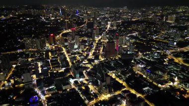 Bukit Bintang, Kuala Lumpur, Malezya - 15 Aralık 2024: Geceleri bina ve ışıklarla dolu şehir