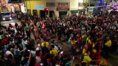 George Town, Penang, Malezya - 24 Şubat 2024: Poh Hock Seah Büyük Geçit Töreni sırasında büyük bir kalabalık sokakta toplandı