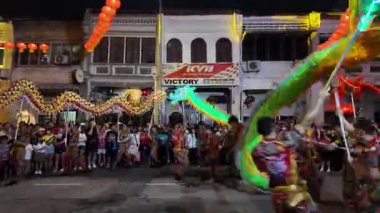 George Town, Penang, Malezya - 27 Ocak 2024 Kwong Wah Yit Poh Çin Yeni Yıl Galası sırasında bir grup insan ejderha dansı yapıyor