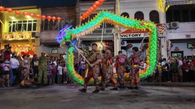 George Town, Penang, Malezya - 27 Ocak 2024 Kwong Wah Yit Poh Çin Yeni Yıl Galası sırasında bir grup insan ejderha dansı yapıyor