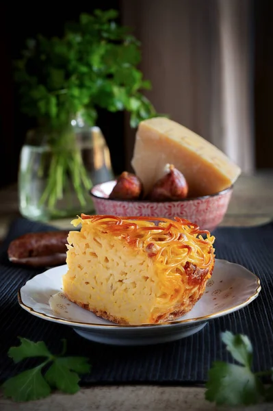 スパゲティ パスタ フリッタータに卵チーズとベーコンを入れてフライパンで揚げたもの — ストック写真