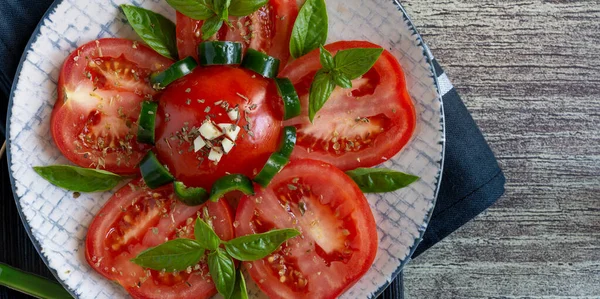 サイドディッシュ油とオレガノとニンニクでスライスした熟した赤いトマト — ストック写真
