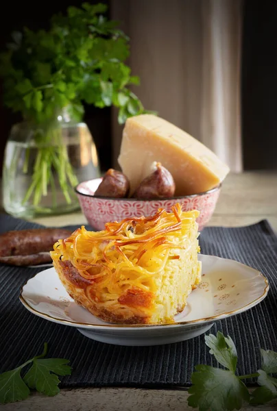 スパゲティ パスタ フリッタータに卵チーズとベーコンを入れてフライパンで揚げたもの — ストック写真