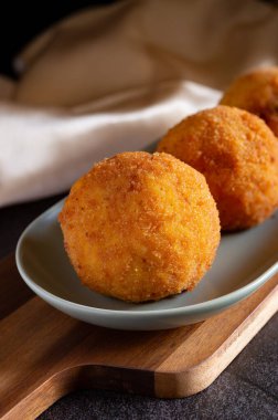 Ekmek kırıntılarıyla doldurulmuş Sicilya arcini.