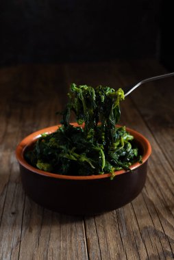 Friarielli adında bir fincan kızarmış brokoli. Tipik Napoli yemeği.