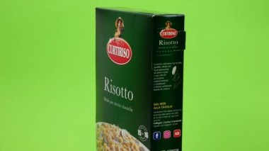 Napoli - İtalya - 23 Şubat 2023: Beyaz pirinç markası Curti 1Kg