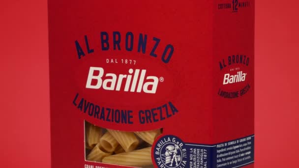 Italien Mars 2022 Bronsritad Pasta Tortiglioni Förpackning Barilla Italiensk Pasta — Stockvideo