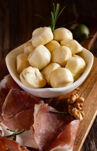 典型的なイタリアのアンティパストプラッタに冷たいカットとチーズ — ストック写真