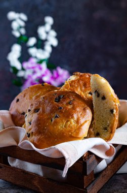 yumuşak rulo çörekler ve siyah çikolata