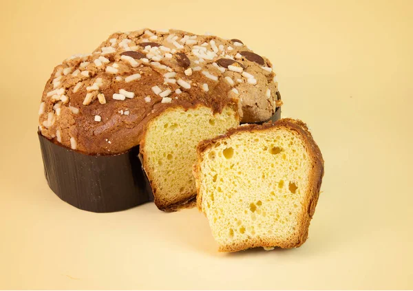 被称为 Colomba 用杏仁和糖做成的甜复活节蛋糕 — 图库照片