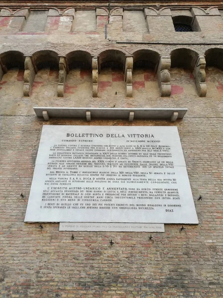 ボローニャ イタリア 2023年4月8日 1918年戦争勝利公報のネプトゥン広場の記念銘板 — ストック写真