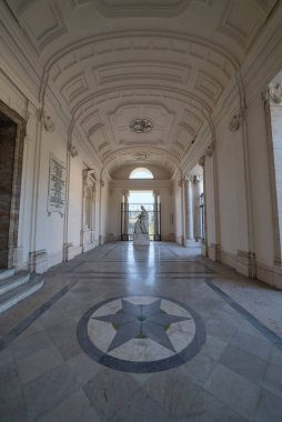 Napoli - İtalya - 2 Şubat 2023: Incoronata Madre del Buon Consiglio 'nun Hristiyan Bazilikası' nın iç mimarı.