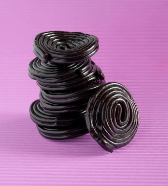 Pembe arka planda jelibon tekerleği