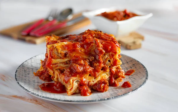 肉ラグーソースと美食の専門イタリアの焼きパスタラザニア リコッタとモッツァレラチーズを詰め — ストック写真