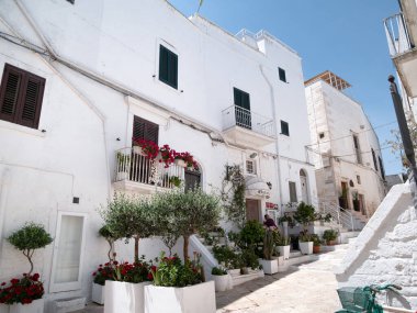 Ostuni, İtalya - 09 Haziran 2023: Beyaz Şehir adı verilen antik Ostuni kentinin bazı sokaklarına bakınız