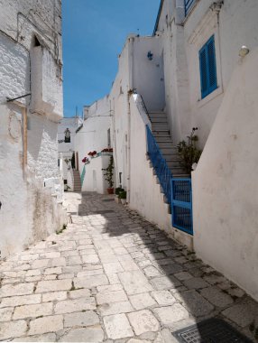 Ostuni, İtalya - 09 Haziran 2023: Beyaz Şehir adı verilen antik Ostuni kentinin bazı sokaklarına bakınız