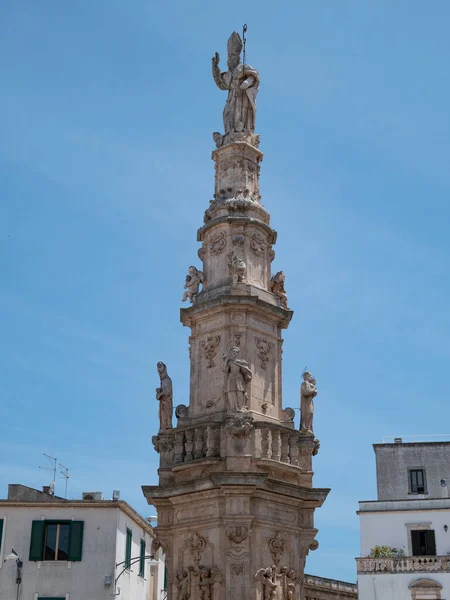 Columna Obelisco Arquitectónico Que Representa Sant Oronzo Ostuni Italia —  Fotos de Stock