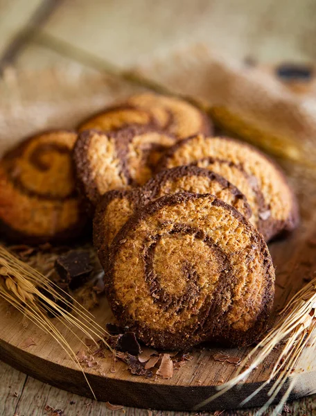 大麦と全粒ビスケット スペル 朝食のためのオート麦とチョコレート — ストック写真