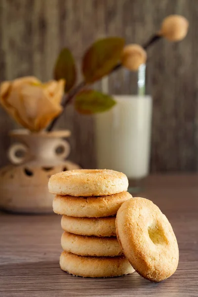 Frühstück Shortbread Kekse Mit Glas Milch Und Getrockneten Blumen Hintergrund — Stockfoto