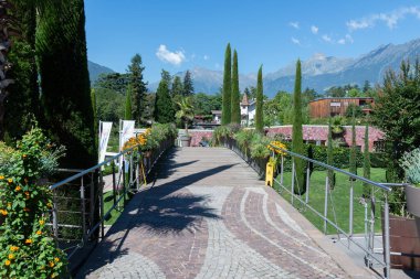 Merano, İtalya - 11 Ağustos 2023: Merano 'daki Trauttmansdorff Gardens girişinin görüntüsü