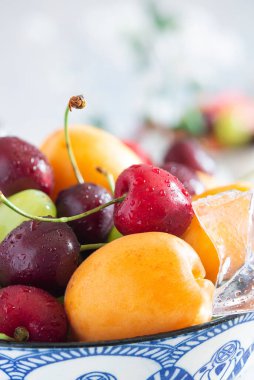 Soğuk su bardağı ve buzlu taze yaz meyvesi.