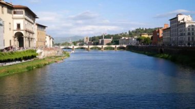 Firenze, İtalya - 6 Ağustos 2023: Arno Nehri ve Ponte alle grazie manzarası